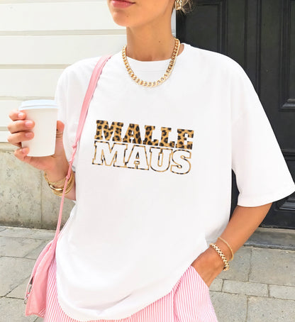 Weißes Malle Maus T-Shirt mit Leopardenmuster-Schriftzug von Cincerely Yours, präsentiert in einem sommerlichen Lifestyle-Outfit mit Kaffeebecher.