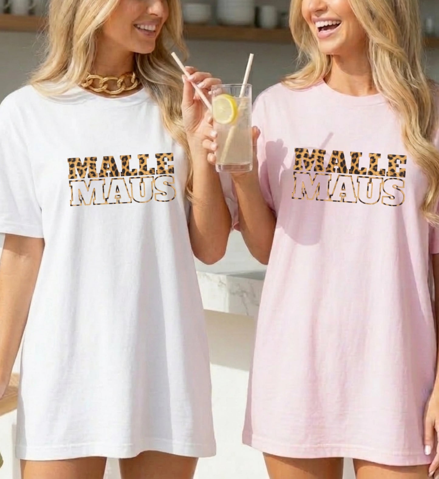 Zwei junge Frauen lächeln und tragen Malle Maus T-Shirts in Weiß und Rosa mit dem Schriftzug Malle Maus in Leoparden-Muster-Optik.