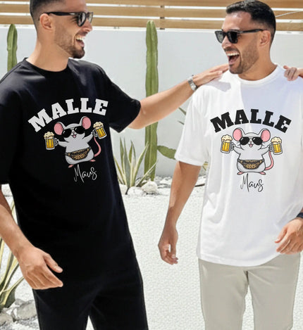 Zwei Männer tragen das Malle Maus T-Shirt in Schwarz und Weiß mit einem lustigen Motiv einer Maus mit Sonnenbrille, Leopard-Bauchtasche und Bierkrügen vor einer sommerlichen Urlaubskulisse.