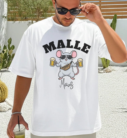 Weißes Oversize T-Shirt für Herren mit 'Malle Maus' Print, eine Comic-Maus mit Sonnenbrille, Leopard-Bauchtasche und Bierkrügen, perfekt für den Mallorca-Urlaub und die Party-Crew.