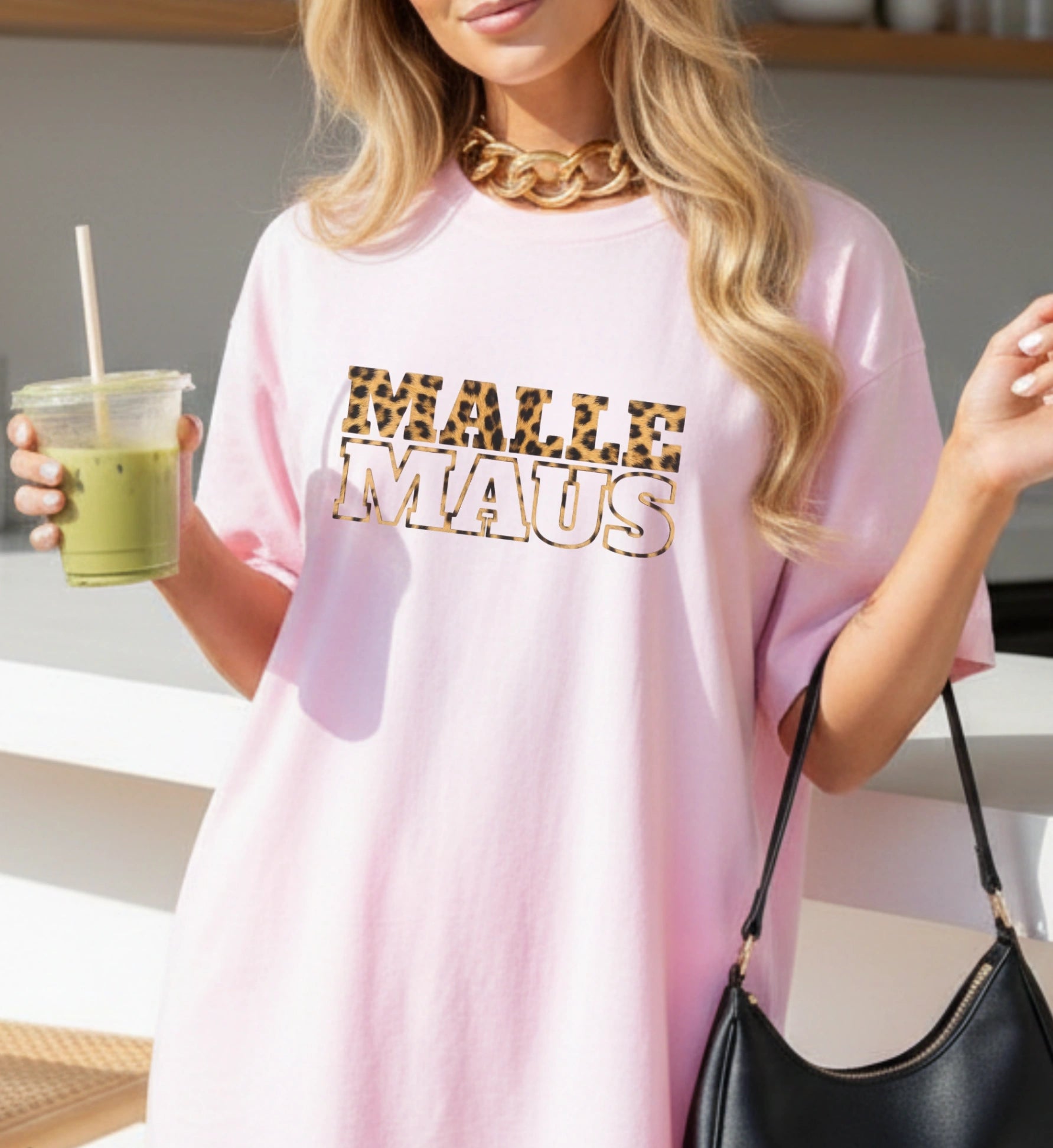 Rosa Malle Maus T-Shirt für Damen mit stylischem Leopardenmuster-Text-Design, getragen von einer Frau in einem sommerlichen Lifestyle-Setting.