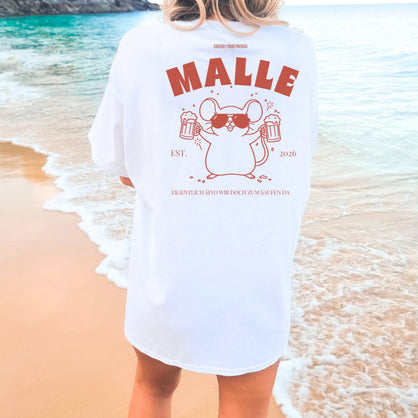 Mallemaus T-Shirt von Cincerely Yours: Weißes Malle Party Shirt mit Malle Maus Motiv, Sonnenbrille und Bierkrug am Strand, Rückansicht mit dem Spruch Eigentlich sind wir doch zum saufen da.