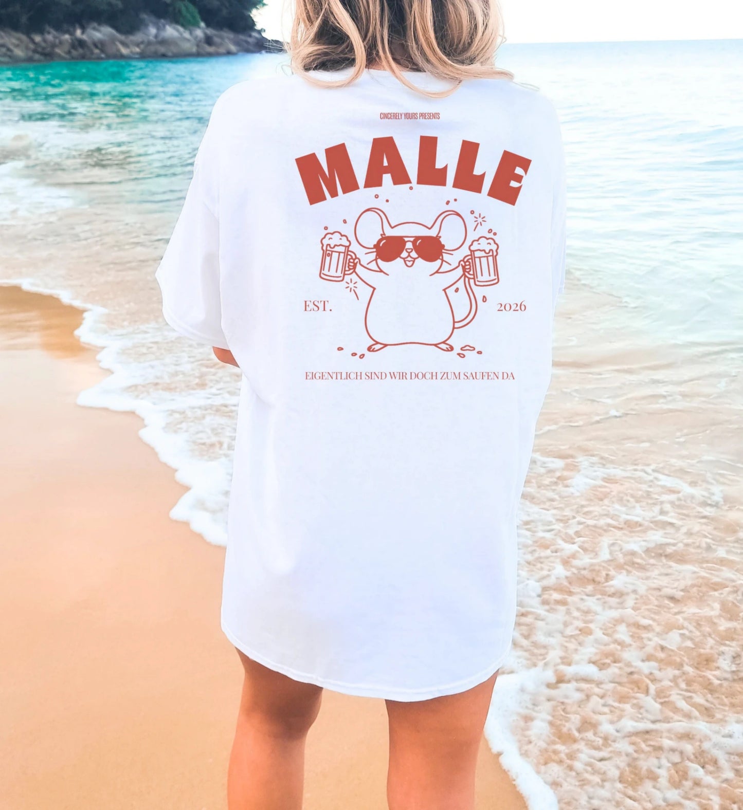 Mallemaus T-Shirt von Cincerely Yours: Weißes Malle Party Shirt mit Malle Maus Motiv, Sonnenbrille und Bierkrug am Strand, Rückansicht mit dem Spruch Eigentlich sind wir doch zum saufen da.