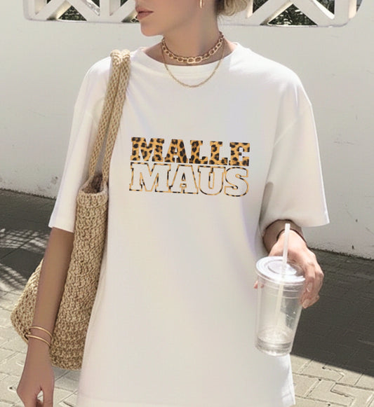 Weißes Malle Maus T-Shirt für Damen mit Leoparden-Muster Text-Print von Cincerely Yours, kombiniert mit einer Strohtasche im sommerlichen Lifestyle-Look.