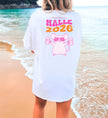 Frau trägt ein weißes Mallemaus T-Shirt von Cincerely Yours mit 'Malle 2026' Aufdruck und einer feiernden Maus mit Bierkrügen, Rückansicht am Strand.