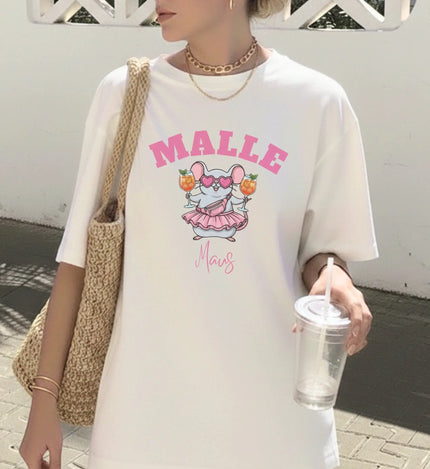 Beiges Damen T-Shirt mit 'Malle Maus' Grafik, einer Maus im pinken Tütü mit Herz-Sonnenbrille und zwei Cocktails für den Party-Urlaub.