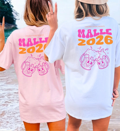 Zwei Frauen am Strand von hinten mit Malle 2026 Party Shirts von Cincerely Yours, rosa und weißes Oversize T-Shirt mit Neon Bierkrügen Backprint.