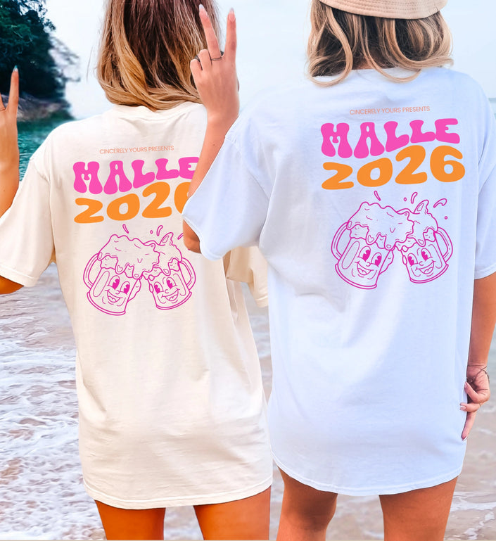 Zwei Frauen am Strand in der Rückansicht tragen das Malle T-Shirt 2026 von Cincerely Yours mit einem farbenfrohen Backprint und Bierkrug-Motiv.