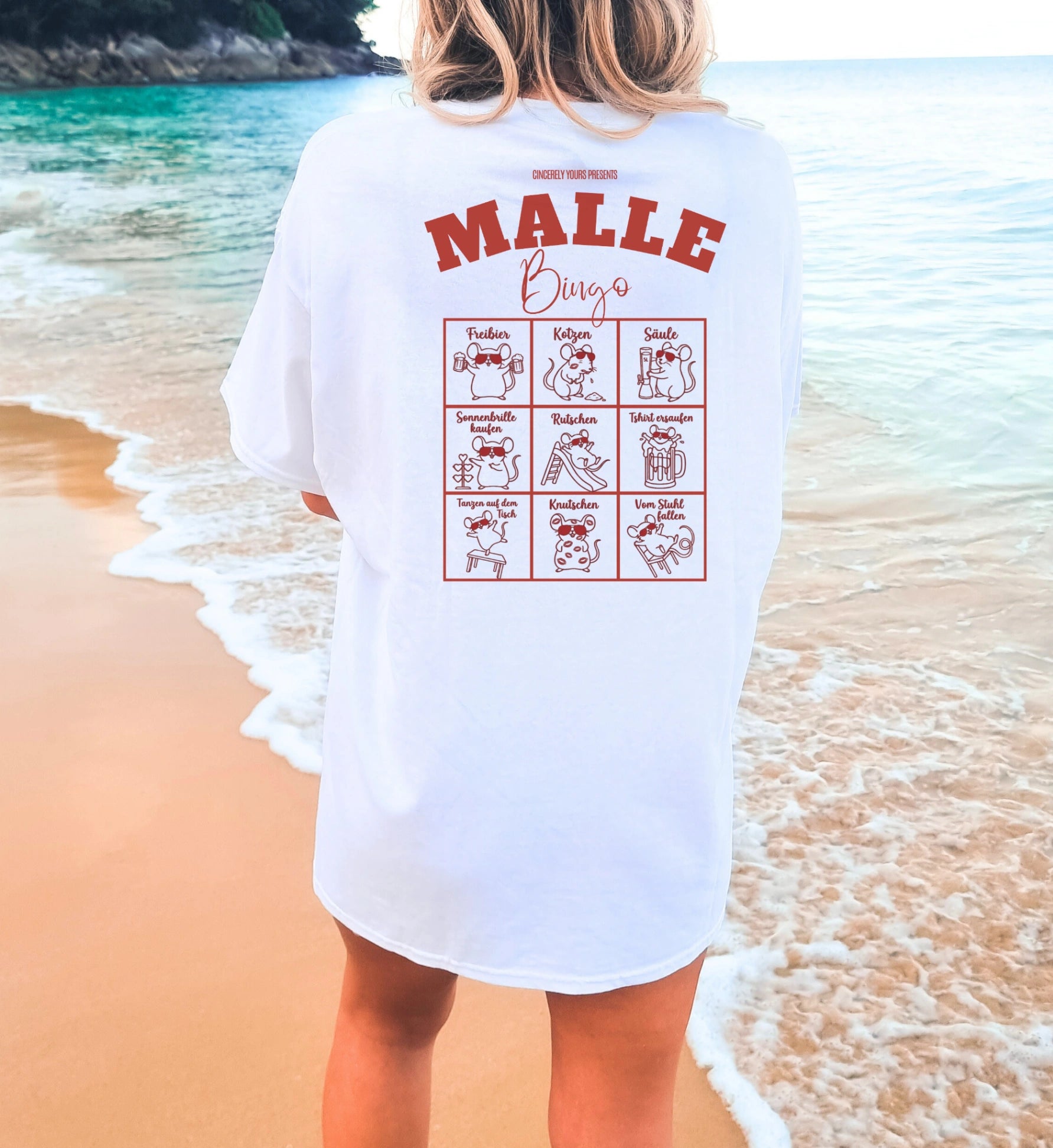 Weißes Oversized T-Shirt von Cincerely Yours mit Malle Bingo Rückenprint am Strand – ideales Mallorca Party Outfit für Damen.
