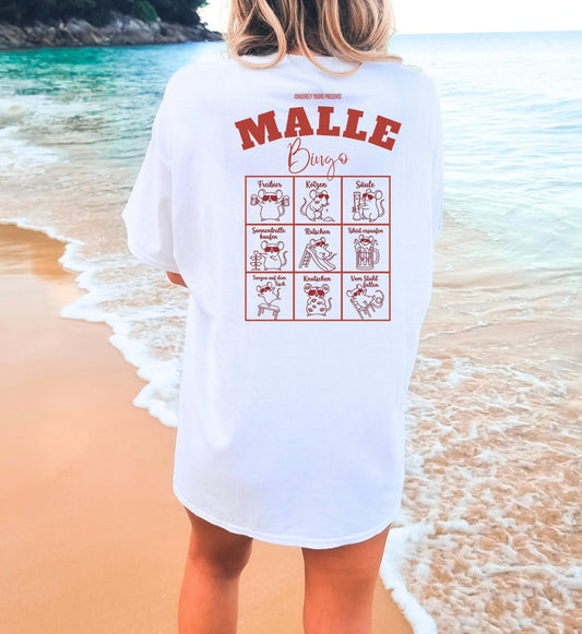 Weißes Oversized T-Shirt von Cincerely Yours mit Malle Bingo Rückenprint am Strand – ideales Mallorca Party Outfit für Damen.