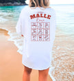 Weißes Oversized T-Shirt von Cincerely Yours mit Malle Bingo Rückenprint am Strand – ideales Mallorca Party Outfit für Damen.