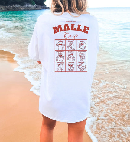 Weißes Oversized T-Shirt von Cincerely Yours mit Malle Bingo Rückenprint am Strand – ideales Mallorca Party Outfit für Damen.