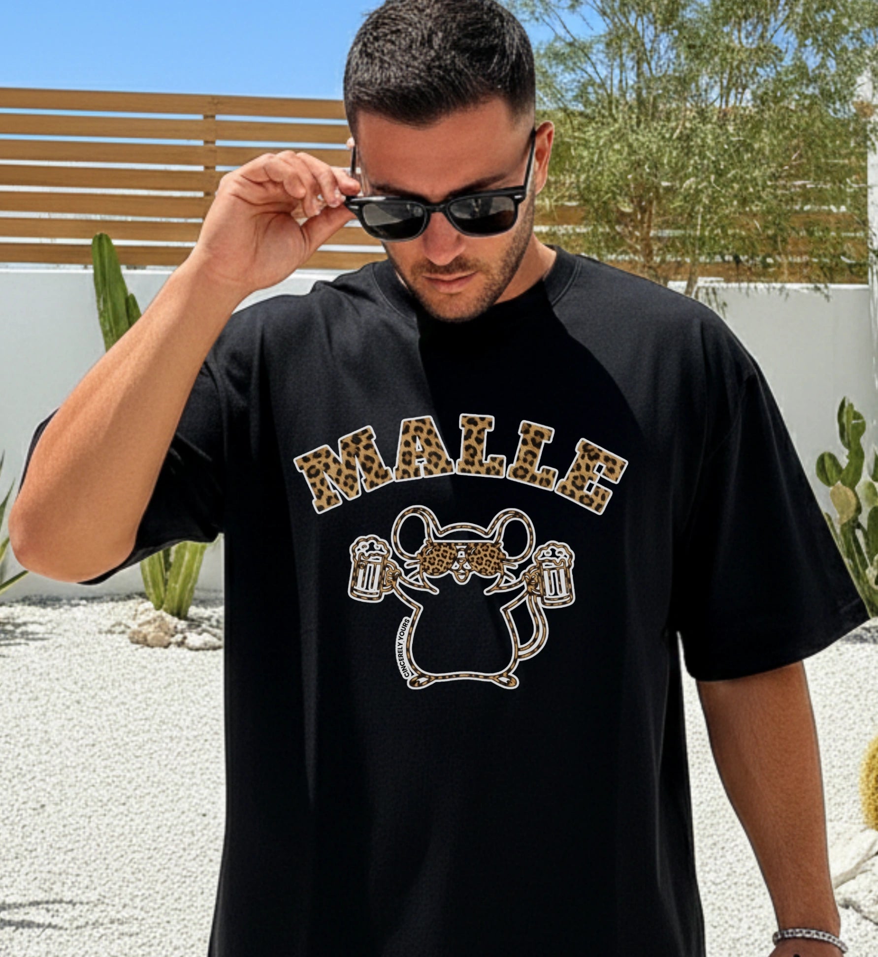 Mallemaus T-Shirt in Schwarz von Cincerely Yours mit Leopard-Print-Schriftzug und einer Maus mit Bierkrügen, getragen von einem Model – ideales Party Shirt für den Malle-Urlaub.