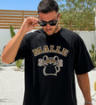 Mallemaus T-Shirt in Schwarz von Cincerely Yours mit Leopard-Print-Schriftzug und einer Maus mit Bierkrügen, getragen von einem Model – ideales Party Shirt für den Malle-Urlaub.