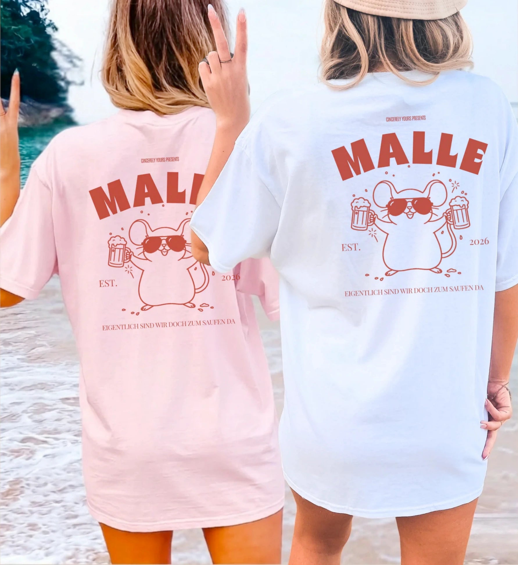 Zwei Frauen am Strand in rosa und weißen Mallemaus T-Shirts von Cincerely Yours mit Malle Maus Motiv, Bierkrügen und dem Spruch 'Eigentlich sind wir doch zum Saufen da'.