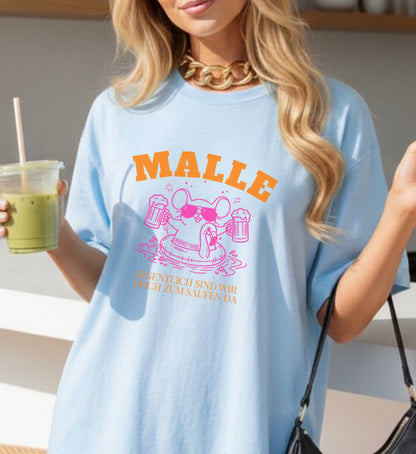 Hellblaues Mallemaus T-Shirt von Cincerely Yours mit einem pinken Maus-Motiv im Flamingo-Schwimmring, Bierkrügen und dem Spruch 'Malle - Eigentlich sind wir doch zum Saufen da' – ideales Outfit für Malle 2026 und die Neon Party.