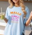 Hellblaues Mallemaus T-Shirt von Cincerely Yours mit einem pinken Maus-Motiv im Flamingo-Schwimmring, Bierkrügen und dem Spruch 'Malle - Eigentlich sind wir doch zum Saufen da' – ideales Outfit für Malle 2026 und die Neon Party.