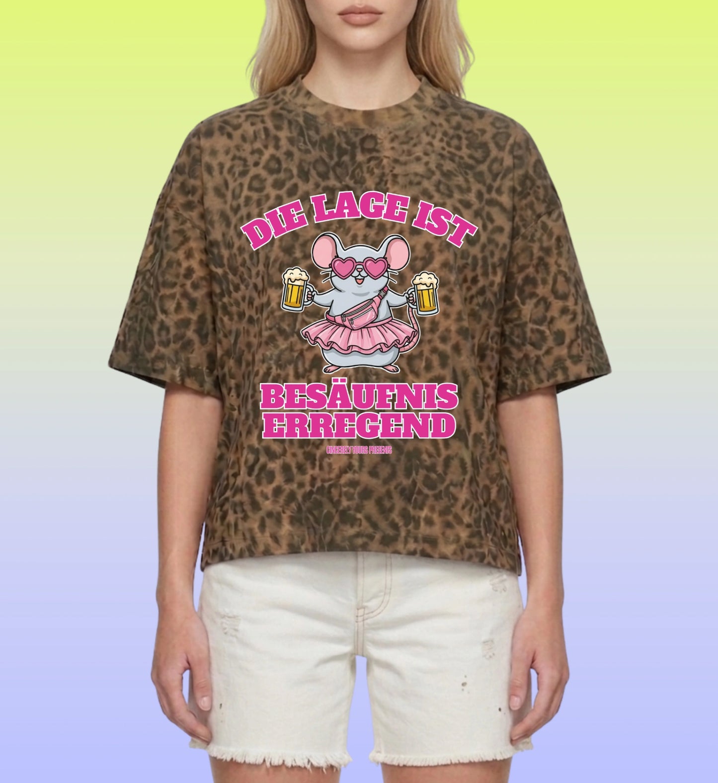 Die Rückansicht des lockeren Mallemaus Boxy Shirts zeigt das durchgehende Leopard Print Muster und die bequeme Passform für Damen und Herren im Sommer.