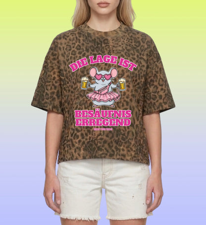 Die Rückansicht des lockeren Mallemaus Boxy Shirts zeigt das durchgehende Leopard Print Muster und die bequeme Passform für Damen und Herren im Sommer.