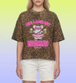 Die Rückansicht des lockeren Mallemaus Boxy Shirts zeigt das durchgehende Leopard Print Muster und die bequeme Passform für Damen und Herren im Sommer.