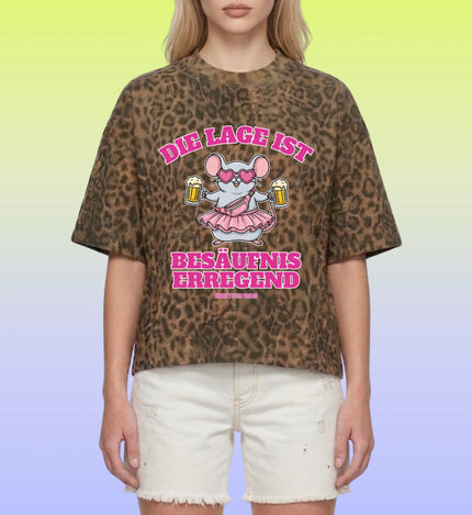 Die Rückansicht des lockeren Mallemaus Boxy Shirts zeigt das durchgehende Leopard Print Muster und die bequeme Passform für Damen und Herren im Sommer.
