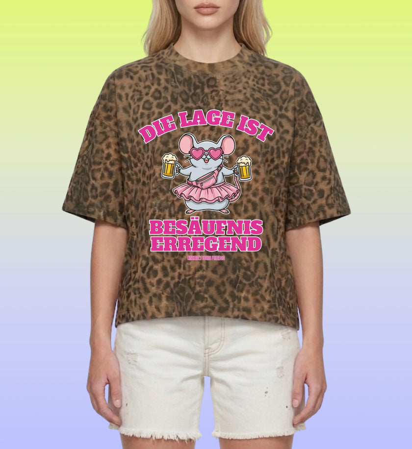 Die Rückansicht des lockeren Mallemaus Boxy Shirts zeigt das durchgehende Leopard Print Muster und die bequeme Passform für Damen und Herren im Sommer.