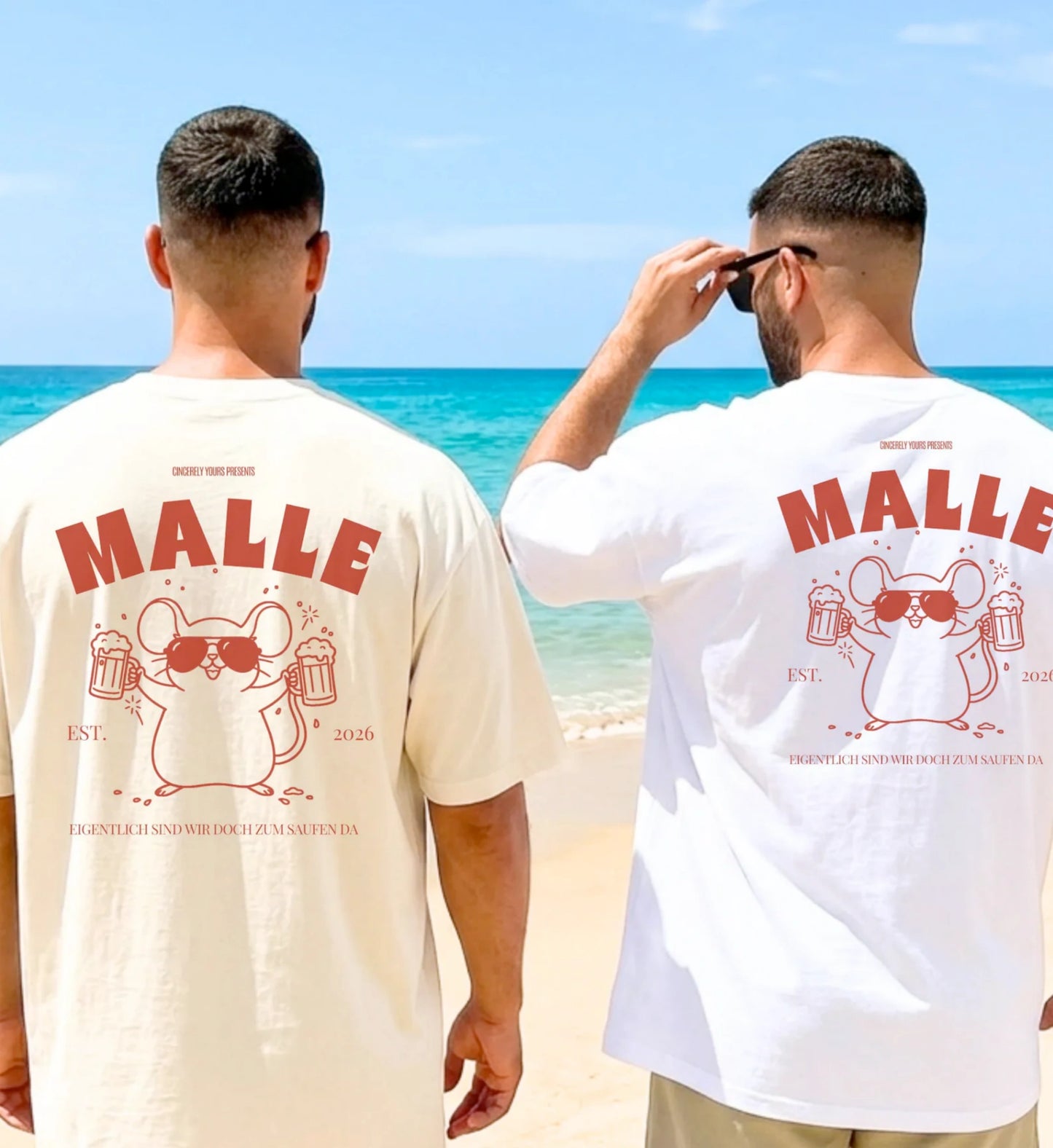 Zwei Männer am Strand in Mallemaus T-Shirts von Cincerely Yours. Das Malle Party Shirt zeigt eine Malle Maus mit Bierkrug und den Spruch 'Eigentlich sind wir doch zum saufen da' in der Rückansicht.