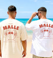Zwei Männer am Strand in Mallemaus T-Shirts von Cincerely Yours. Das Malle Party Shirt zeigt eine Malle Maus mit Bierkrug und den Spruch 'Eigentlich sind wir doch zum saufen da' in der Rückansicht.