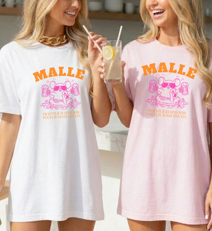 Zwei Frauen tragen das Mallemaus T-Shirt von Cincerely Yours in Weiß und Rosa mit Flamingo-Motiv, Bierkrug und dem Spruch Eigentlich sind wir doch zum Saufen da für Malle 2026.