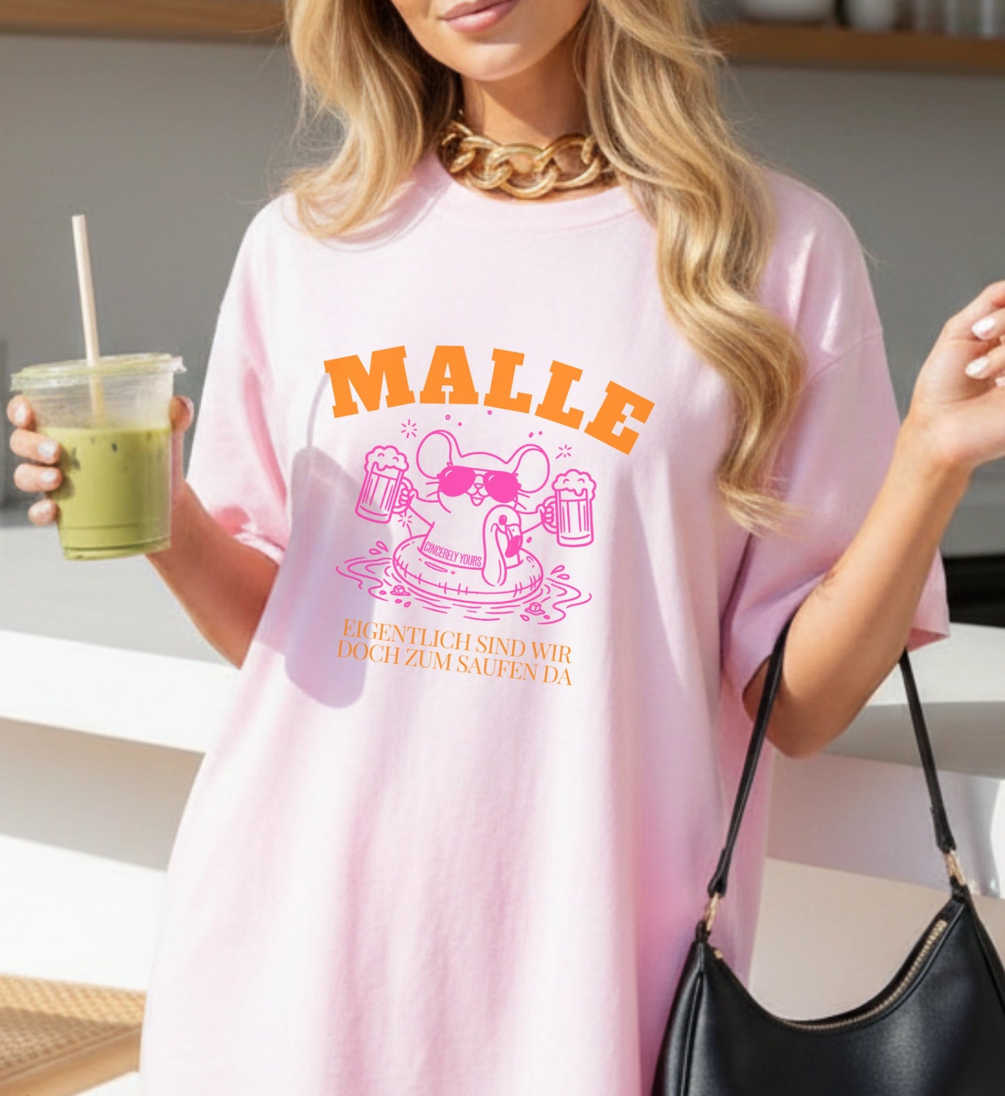 Jungfrau trägt ein hellrosa Mallemaus T-Shirt von Cincerely Yours mit Flamingo-Schwimmring, Bierkrug und dem Spruch 'Eigentlich sind wir doch zum Saufen da', perfekt als Malle 2026 Neon Party Shirt.