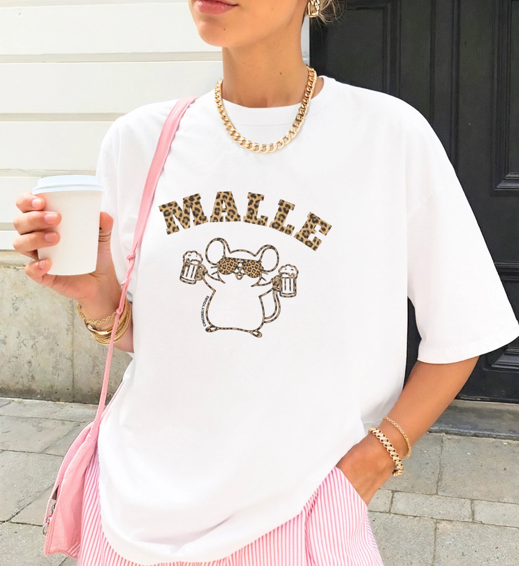 Weißes Mallemaus T-Shirt von Cincerely Yours mit Leopard-Print-Schriftzug und einer Maus-Grafik mit Bierkrügen, getragen in einem sommerlichen Outfit mit rosa Akzenten.