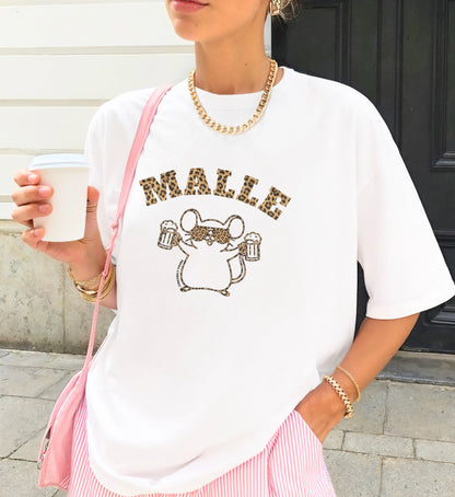 Weißes Mallemaus T-Shirt von Cincerely Yours mit Leopard-Print-Schriftzug und einer Maus-Grafik mit Bierkrügen, getragen in einem sommerlichen Outfit mit rosa Akzenten.