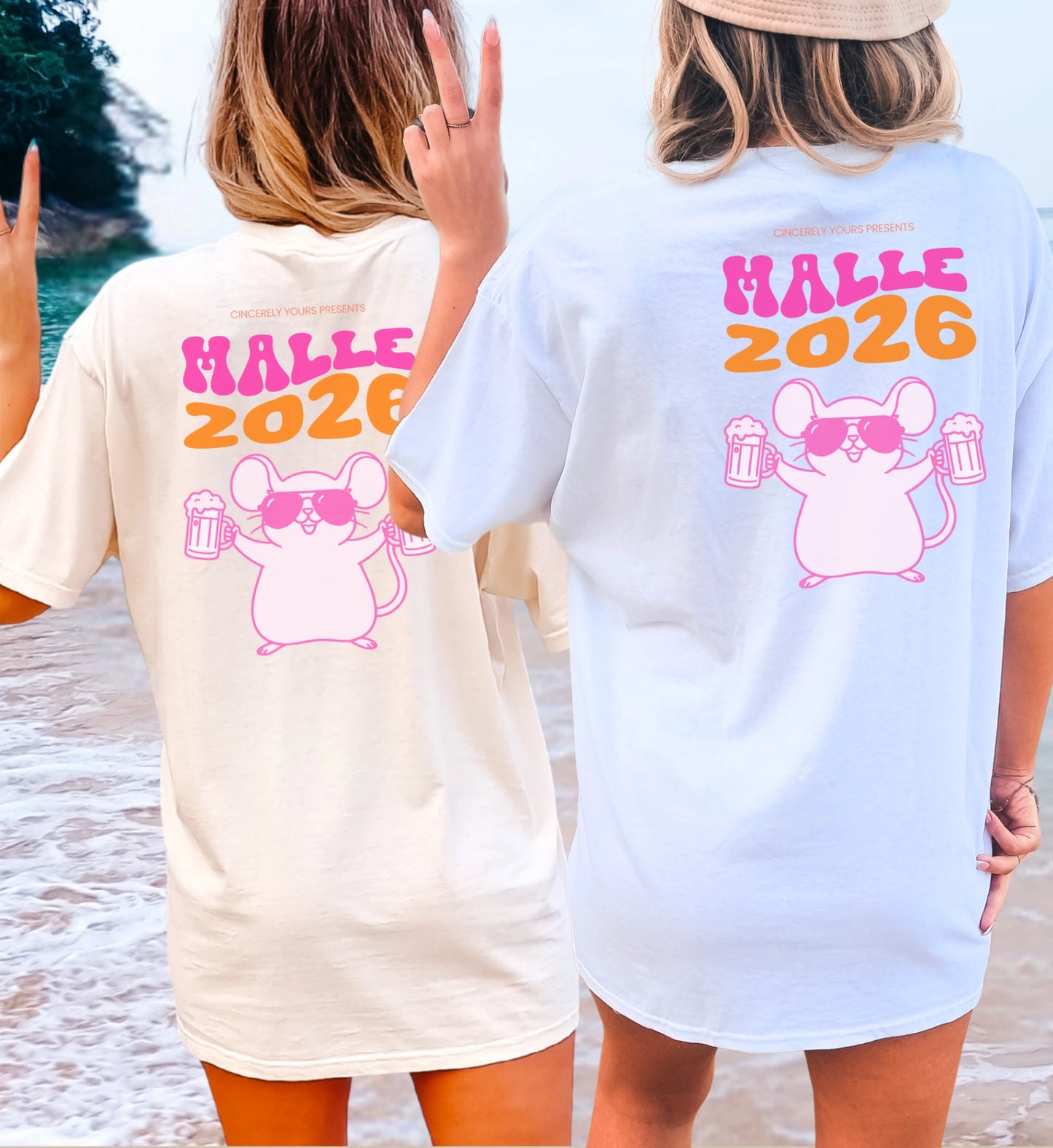 Zwei Frauen am Strand in der Rückansicht tragen Mallemaus T-Shirts von Cincerely Yours in Weiß und Creme mit dem Malle 2026 Aufdruck.