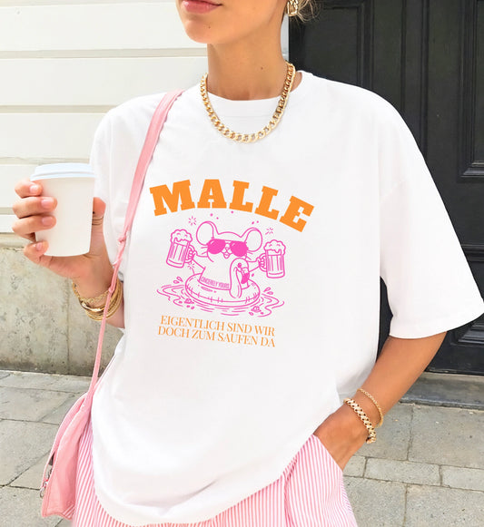 Weißes Mallemaus T-Shirt von Cincerely Yours mit neon-pinkem Grafikprint einer Maus im Flamingo-Schwimmring mit Bierkrug, ideal als Malle 2026 Shirt für die Neon Party.