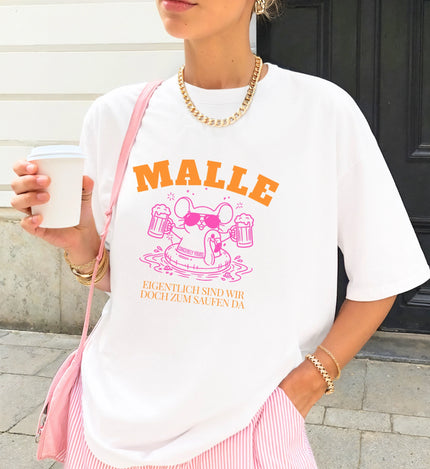 Weißes Mallemaus T-Shirt von Cincerely Yours mit neon-pinkem Grafikprint einer Maus im Flamingo-Schwimmring mit Bierkrug, ideal als Malle 2026 Shirt für die Neon Party.