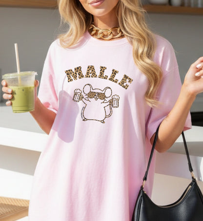 Rosa Mallemaus T-Shirt von Cincerely Yours mit Malle-Schriftzug im Leopard-Look und einer Maus mit Bierkrügen, ideal als Party Shirt für Malle.