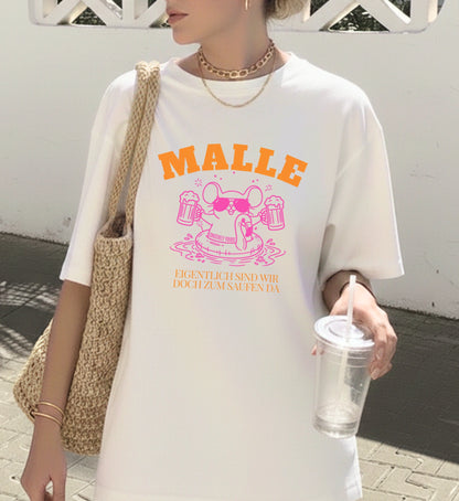 Frau trägt ein weißes Mallemaus T-Shirt von Cincerely Yours mit einer Maus im Flamingo-Schwimmring und Bierkrügen – Ideal für Mallorca 2026 und Neon-Partys.