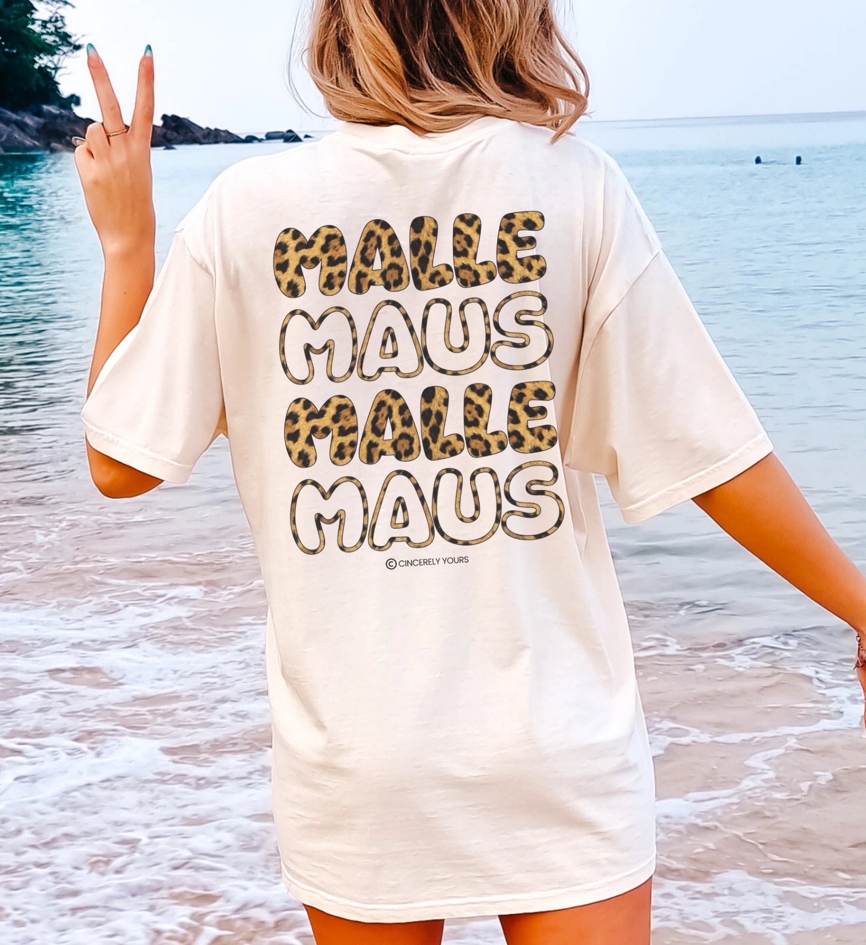 Hochauflösende Nahaufnahme der hochwertigen Baumwolle und des langlebigen Leoparden Drucks beim Mallemaus Shirt für maximale Qualität am Strand.