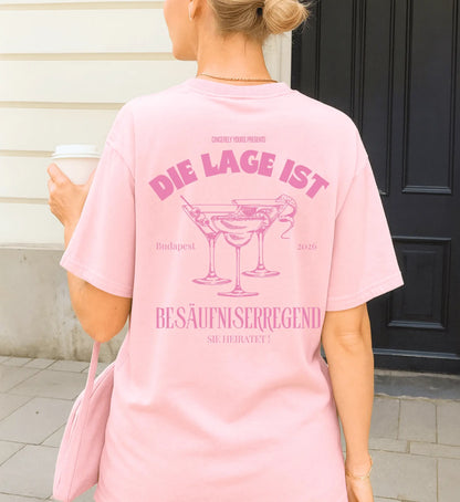 Old Money Bachelorette Party Tee — Die Lage ist besäufniserregend (Customizable) - Cincerely Yours