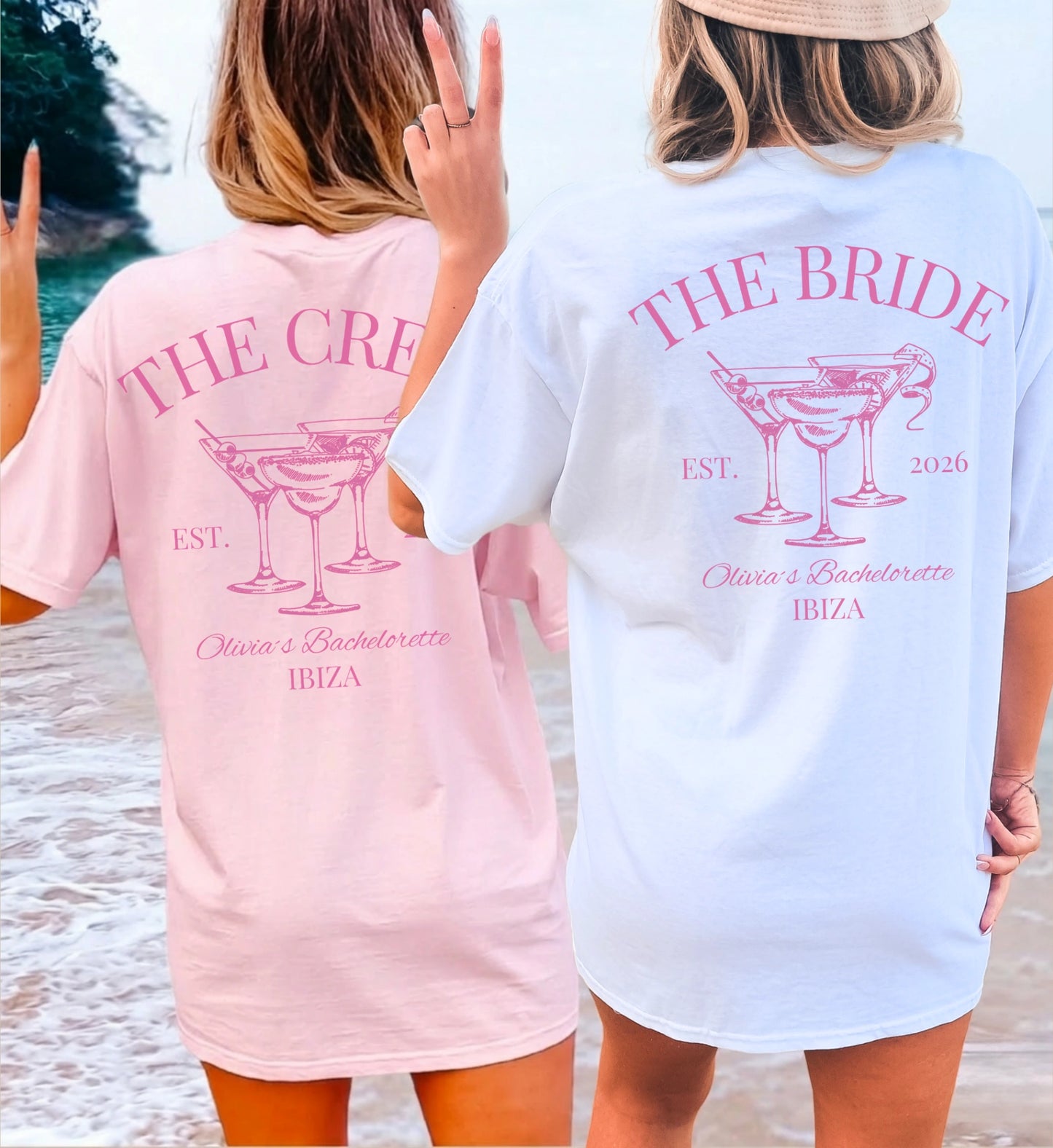 Zwei Frauen am Strand tragen personalisierte Old Money Bachelorette Shirts von Cincerely Yours. Die T-Shirts in Weiß und Rosa zeigen einen Backprint mit 'The Bride' und 'The Crew' sowie Martini-Gläsern für einen Junggesellinnenabschied in Ibiza.