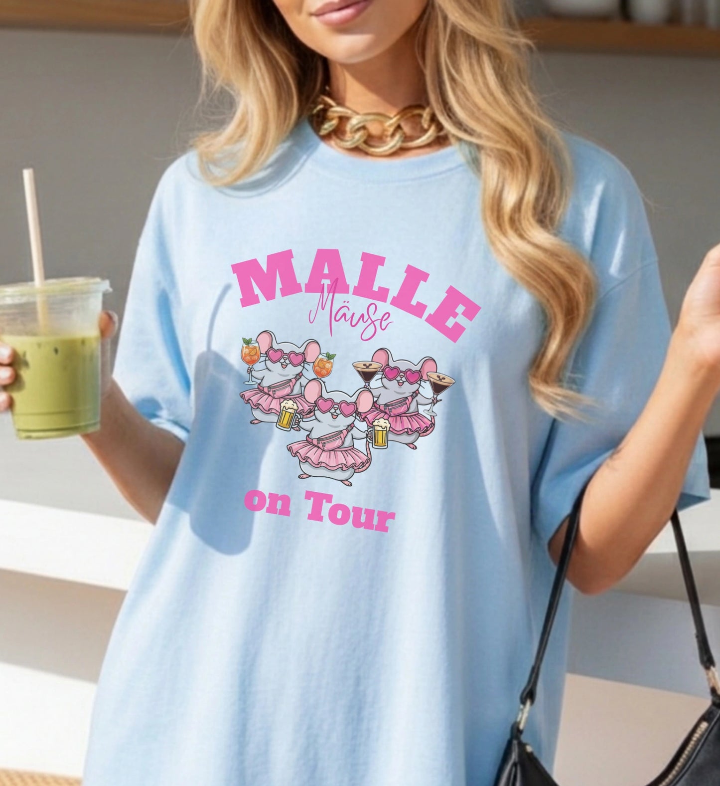 Damen Oversize T-Shirt in Hellblau mit dem Aufdruck 'Malle Mäuse on Tour', drei Mäuse in pinken Tutus mit Getränken.