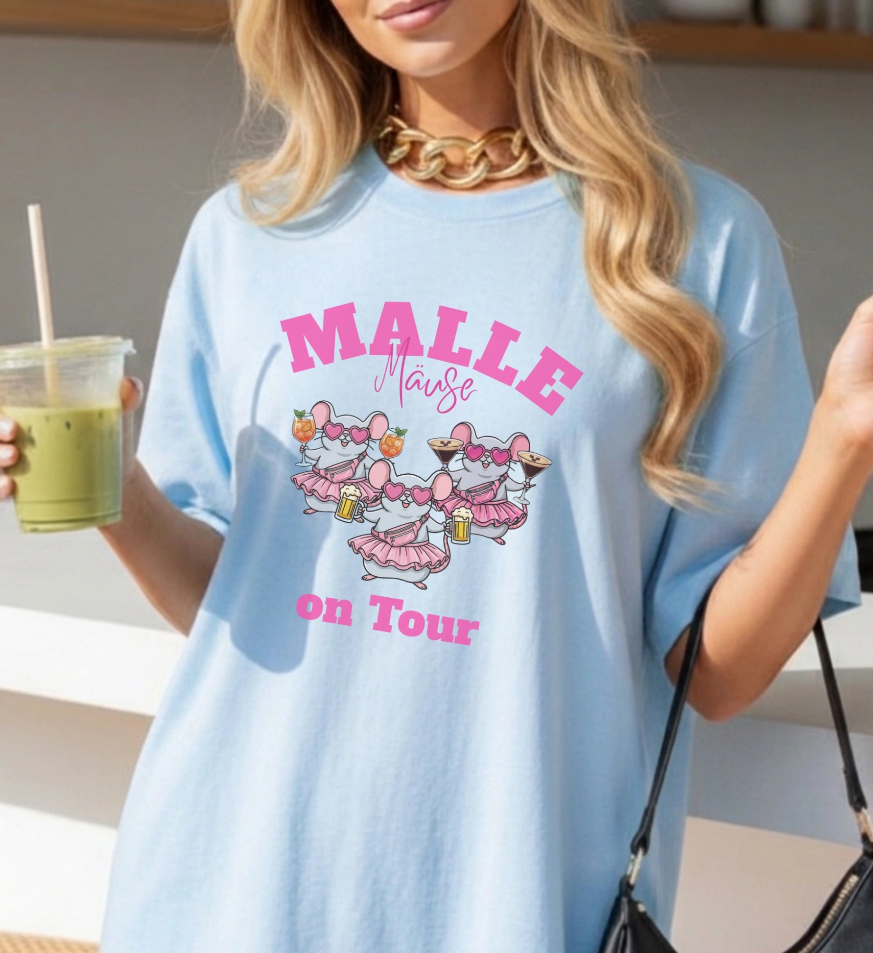 Damen Oversize T-Shirt in Hellblau mit dem Aufdruck 'Malle Mäuse on Tour', drei Mäuse in pinken Tutus mit Getränken.