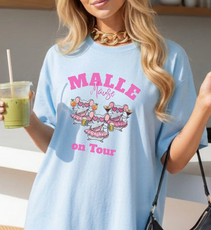 Damen Oversize T-Shirt in Hellblau mit dem Aufdruck 'Malle Mäuse on Tour', drei Mäuse in pinken Tutus mit Getränken.