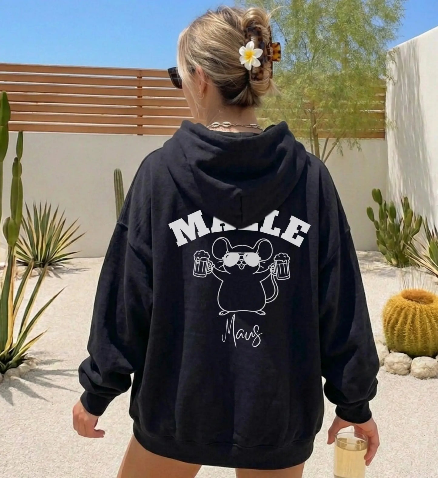 Schwarzer Oversized Hoodie mit weißem Malle Maus Aufdruck auf dem Rücken, ideal für den Mädelsurlaub oder den nächsten Mallorca Trip.