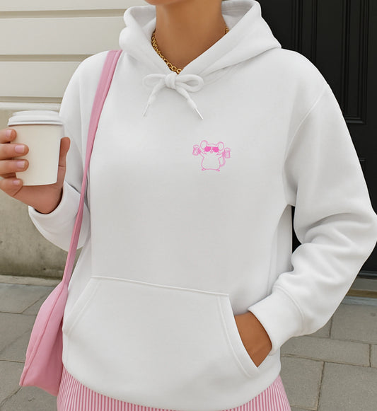 Oversized weißer Kapuzenpullover mit kleiner pinker Maus-Grafik, die Biergläser hält – perfekt für den Mädelsurlaub und Reisen nach Mallorca.