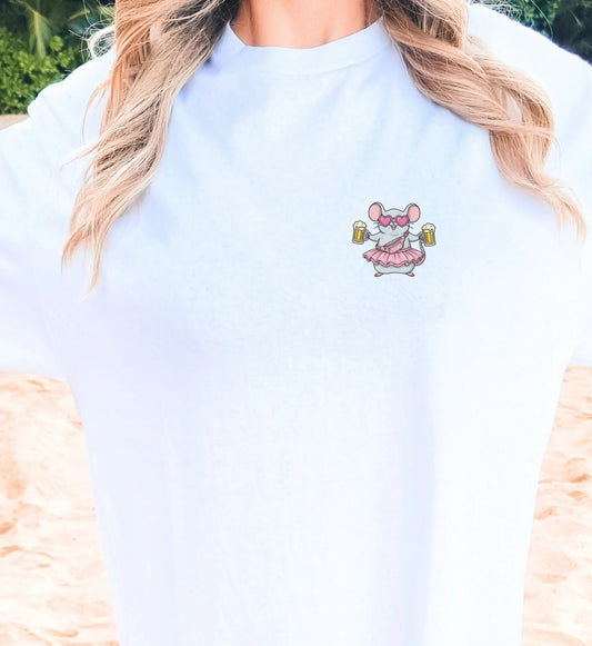 Weißes T-Shirt mit einer illustrierten Party-Maus, die eine pinke Herzbrille, ein Tutu, eine Bauchtasche und zwei Bierkrüge trägt – ideal für den nächsten Mädelsurlaub.