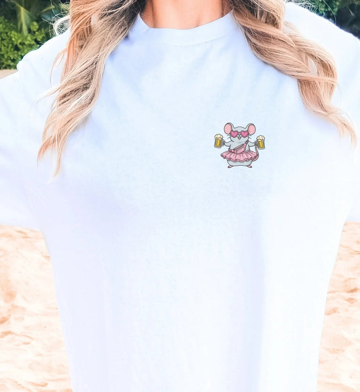 Weißes T-Shirt mit einer illustrierten Party-Maus, die eine pinke Herzbrille, ein Tutu, eine Bauchtasche und zwei Bierkrüge trägt – ideal für den nächsten Mädelsurlaub.