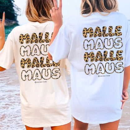 Das anpassbare Mallemaus Shirt mit Leopard Backprint eignet sich hervorragend als individuelles Gruppenoutfit für den nächsten Mädelsurlaub auf Mallorca.