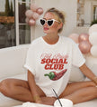 Flatlay des personalisierten Retro Bachelorette Shirts aus Bio-Baumwolle als perfektes Braut Geschenk für den Junggesellinnenabschied.