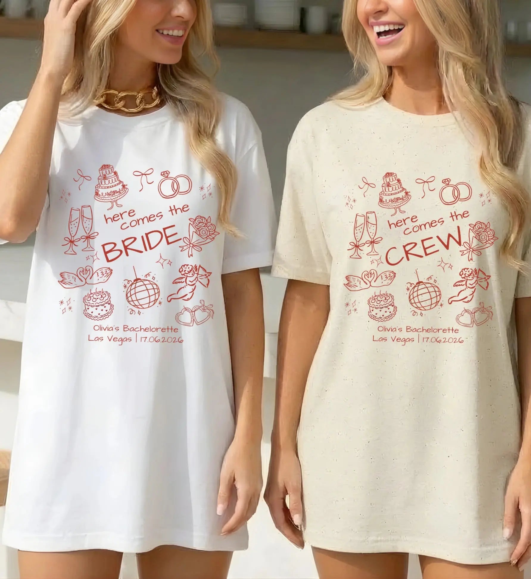 Zwei Frauen tragen personalisierte JGA T-Shirts in Weiß und Beige mit roten handgezeichneten Illustrationen im Doodle-Stil für Braut und Team Braut.